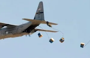 Przypadkowe otwarcie spadochronu na pokładzie samolotu i pechowy skoczek