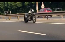 Autonomiczny motocykl jedzie autostradą.