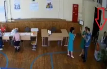 Rosja. Zwróćcie uwagę ile kart wyborczych wrzuca do urny pani po prawej [video]