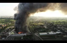 Gigantyczny pożar hurtowni - widok z drona.