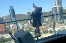 Studentka spadła z szóstego piętra. Ćwiczyła jogę na balkonie