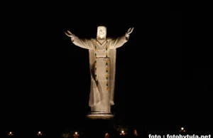 Kolejna fotoszopka świebodzińskiego Jezusa? Nie, to kibice.