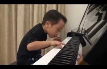 Pięciolatek gra na pianinie