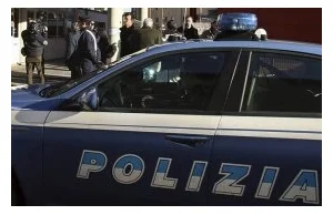 Włochy szukają "nielegalnego bohatera", który uratował tonącą rodzinę.