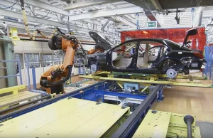 Mercedes zastępuje roboty ludźmi