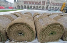 Kraków: Montują trawę na Rynku Głównym [ZDJĘCIA]