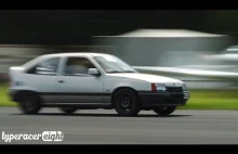 Opel Kadett bierze Ferrari