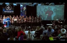 Nasz ulubiony astronauta śpiewa razem ze studentami "Is somebody singing"