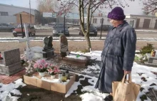 Starsza kobieta naprawia groby, stawia pomniki. Woli to niż plotki
