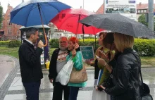 Biedroń wyszedł do ludzi. Słuchał ich na... czerwonej kanapie