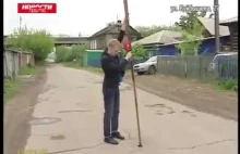 Reporter z Krasnojarska odkrywa malutki lej krasowy