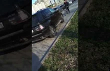 Rosja: Rowerzysta próbuje powstrzymać kierowce który jedzie po chodniku