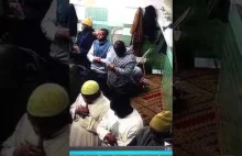 Muzułmanin kradnie w meczecie