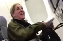 Kobieta zwolniona z pracy po tym jak nakrzyczała na matkę i dziecko w samolocie
