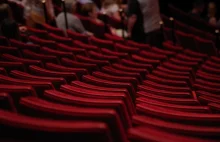 Dlaczego siedzenia i kurtyna w teatrze są czerwone?