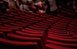 Dlaczego siedzenia i kurtyna w teatrze są czerwone?