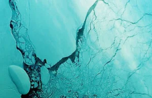 Gigantyczna antarktyczna góra lodowa zaczyna się rozpadać