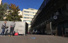 Dwumetrowy płot i brama przed siedzibą PiS. "Dziennikarze rysowali samochody"