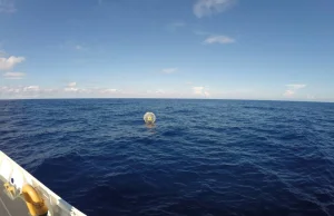 Próbował "przebiec" 1,6 tys. km przez Atlantyk w plastikowej bańce