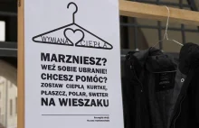 "Wymiana Ciepła". W Polsce pojawiają się wieszaki z ubraniami dla...