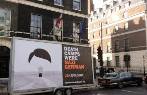 Londyn: Billboard z "niemieckimi obozami" przed siedzibą BBC