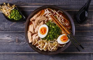 Tak się robi prawdziwy ramen! Jest lepszy niż w restauracji