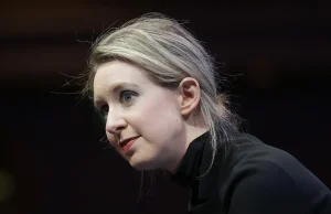 Elizabeth Holmes, CEO Theranosa ma dwuletni zakaz prowadzenia laboratorium.