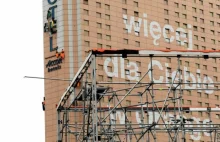 Reklamy Orange znikają z Warszawy! Zdzierają folię z dawnego hotelu Forum
