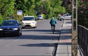 Absurdalny chodnik w Pruszczu. Ze słupem pośrodku