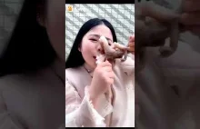 Chinka podejmuje próbę zjedzenia żywej ośmiornicy