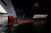 Aktywiści klimatyczni zablokowali wycieczkowcowi wyjście z portu