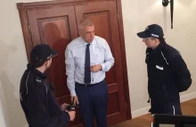 R. Giertych wzywa policję z powodu ekipy TVP. "Prywatne domy nie należą do PiS"