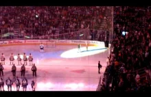 Kanadyjscy fani hokeja pomagają piosenkarce dokończyć śpiewanie hymnu USA