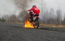 Przejechał na motorze przez ognisko