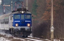 Pociąg uderzył w tira na przejeździe. Skład wykolejony, są ranni.