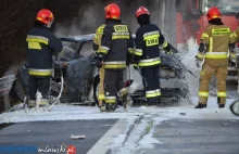 Śmiertelny wypadek na „siódemce” koło Mławy. Trzy osoby spłonęły w aucie