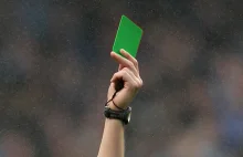 Zielone kartki wchodzą na boiska. Co oznaczają?