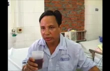 Facet ze wścieklizną próbuje wypić szklankę coli