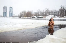 Codziennie biega nago po śniegu dla zdrowia i młodego wyglądu. [18+]