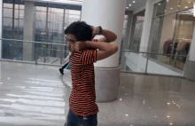 Niesamowita anomalia! Pakistański nastolatek odwraca głowę o 180 stopni
