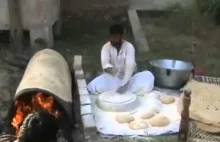 Największy Naan na świecie - tak się robi chleb w Pakistanie