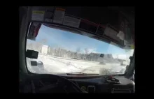 Jazda ciężarówką po ubitym śniegu w Kanadzie