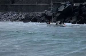 Walka jachtu z potęgą oceanu. Zumaia. Zatoka Biskajska.