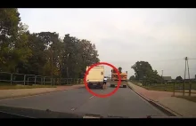 Rolkarz na ulicy wyprzedzał pojazd trzymając się ciężarówki