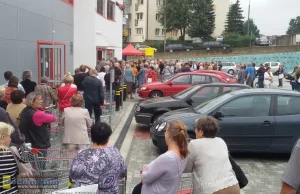 Zabrakło wózków na otwarciu Intermarche. Tłumy jak ze skeczu [WIDEO]