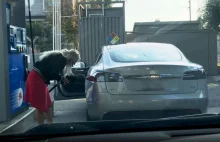 Przezabawna próba zatankowania Tesli Model S