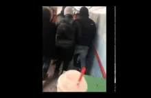 Motłoch atakuje przypadkowych ludzi na stacji metra w Chicago