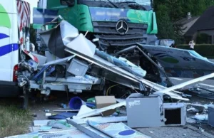 Naćpany Polak w Belgii staranował ciężarówką 5 aut, nagi uciekał przed policją