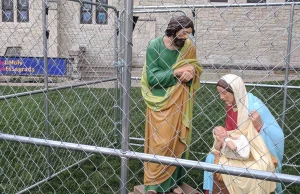 Kościół zamyka Matkę Boską i Jezusa w klatce. Protestują prawo antyimigranckie