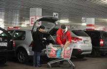 Kodeks drogowy a parking przed supermarketem, czyli co wolno policji